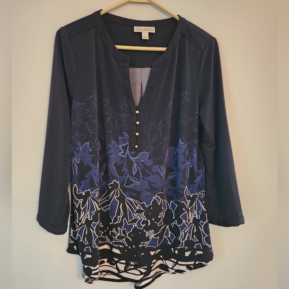 (4 For $20) Dana Buchman Black and Blue Printed Blouse.  Beautiful Size L